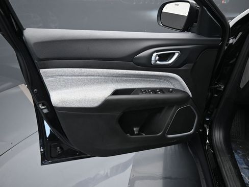 Used 2025 Jeep Compass Latitude image 11