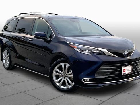 Used 2022 Toyota Sienna Platinum image 2