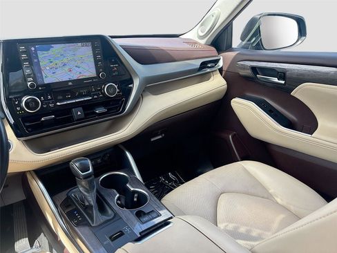 Used 2020 Toyota Highlander Limited image 24