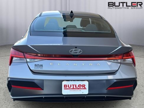 Used 2025 Hyundai Elantra SEL image 4
