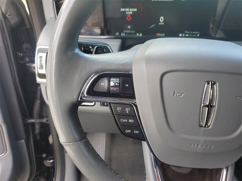 Used 2019 Lincoln Navigator Select image 24