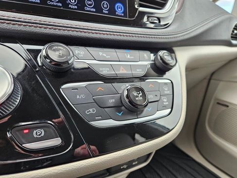 Used 2017 Chrysler Pacifica Limited image 30