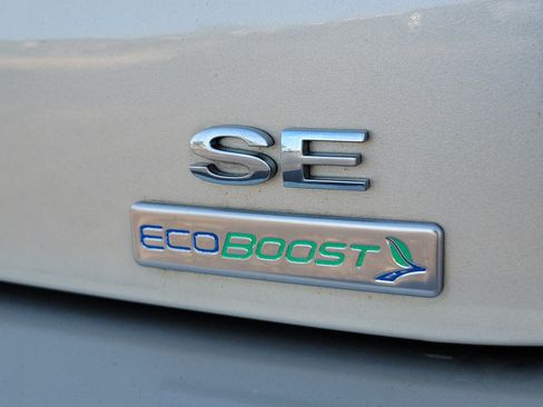 Used 2018 Ford Focus SE w/ SE Appearance Package FWD image 9