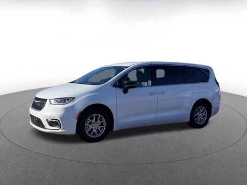 Used 2025 Chrysler Pacifica Select image 7