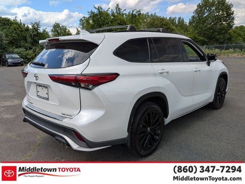 Used 2023 Toyota Highlander XSE AWD/4WD image 2