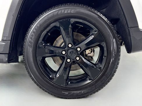 Used 2023 Jeep Grand Cherokee Altitude AWD/4WD image 8
