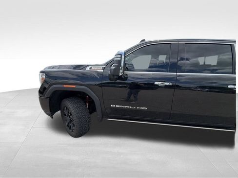 Used 2023 GMC Sierra 2500 Denali w/ Denali Black Diamond Edition AWD/4WD image 4
