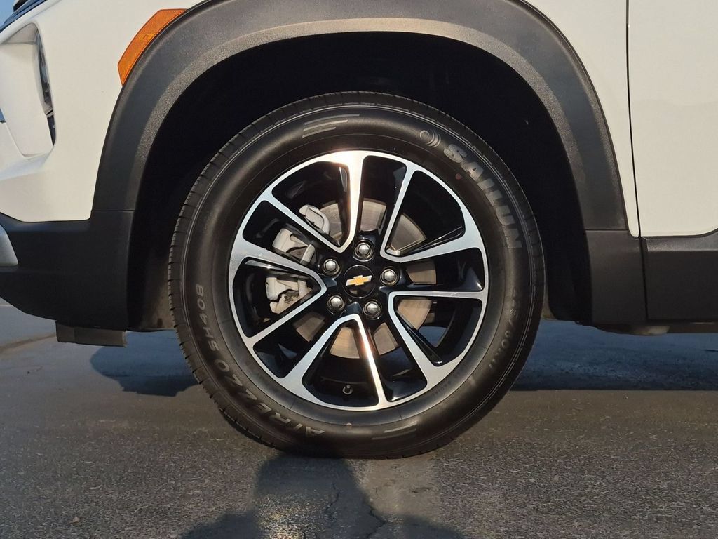 Used 2025 Chevrolet TrailBlazer LT AWD/4WD image 11