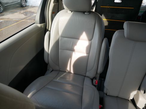 Used 2015 Toyota Sienna L image 12
