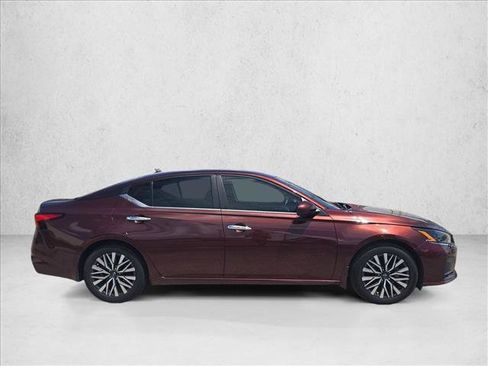 Used 2024 Nissan Altima 2.5 SV w/ SV Premium Package FWD image 4