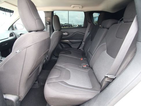 Used 2020 Jeep Cherokee Latitude w/ Cold Weather Group AWD/4WD image 7