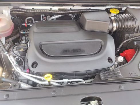 Used 2024 Chrysler Pacifica Touring-L image 23