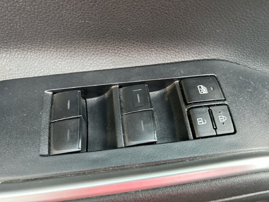 Used 2024 Toyota Highlander LE FWD image 13