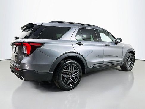 Used 2025 Ford Explorer ST-Line w/ ST-Line Street Pack image 7