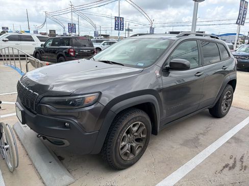 Used 2020 Jeep Cherokee Trailhawk AWD/4WD image 3
