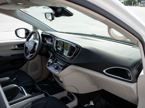 Used 2024 Chrysler Pacifica Touring-L FWD image 22