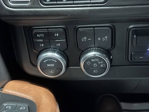 Used 2023 GMC Yukon Denali Ultimate AWD/4WD image 39