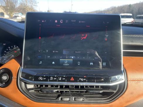 Used 2023 Jeep Compass Limited image 18