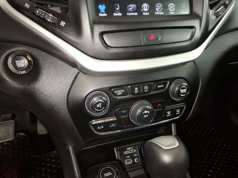 Used 2018 Jeep Cherokee Latitude Plus w/ Cold Weather Group AWD/4WD image 22