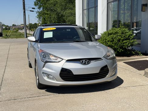 Used 2017 Hyundai Veloster Value Edition FWD image 16