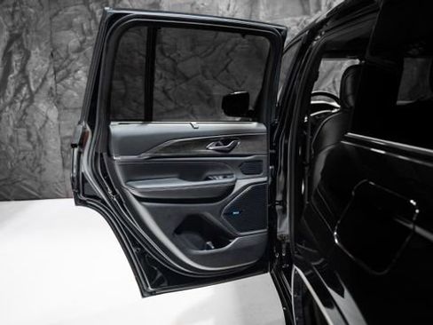 Used 2023 Jeep Grand Cherokee Overland w/ Luxury Tech Group IV image 8