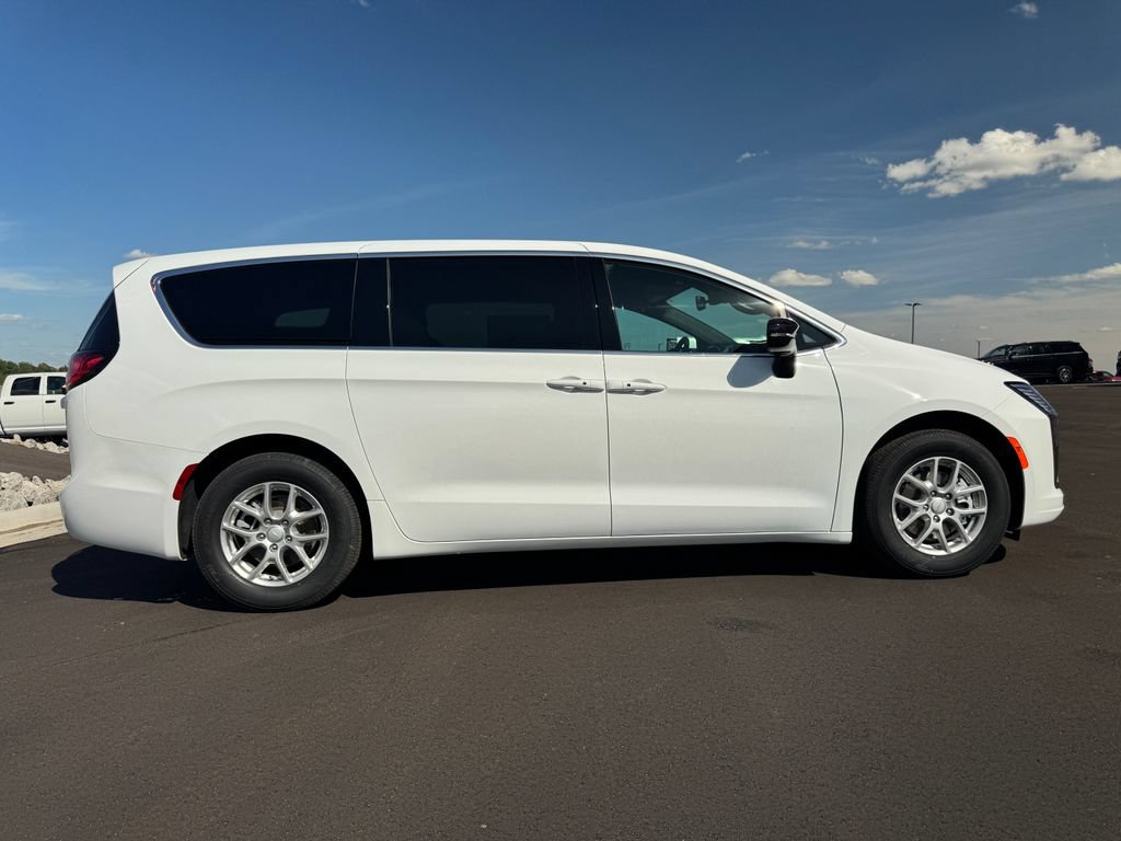 New 2027 Chrysler Pacifica Select FWD image 4