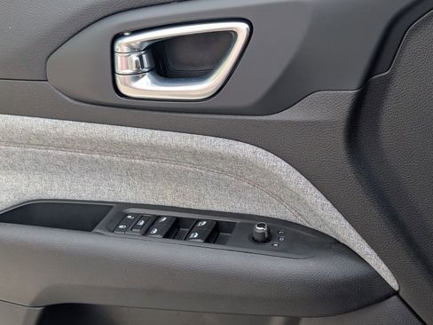 Used 2023 Jeep Compass Latitude image 30