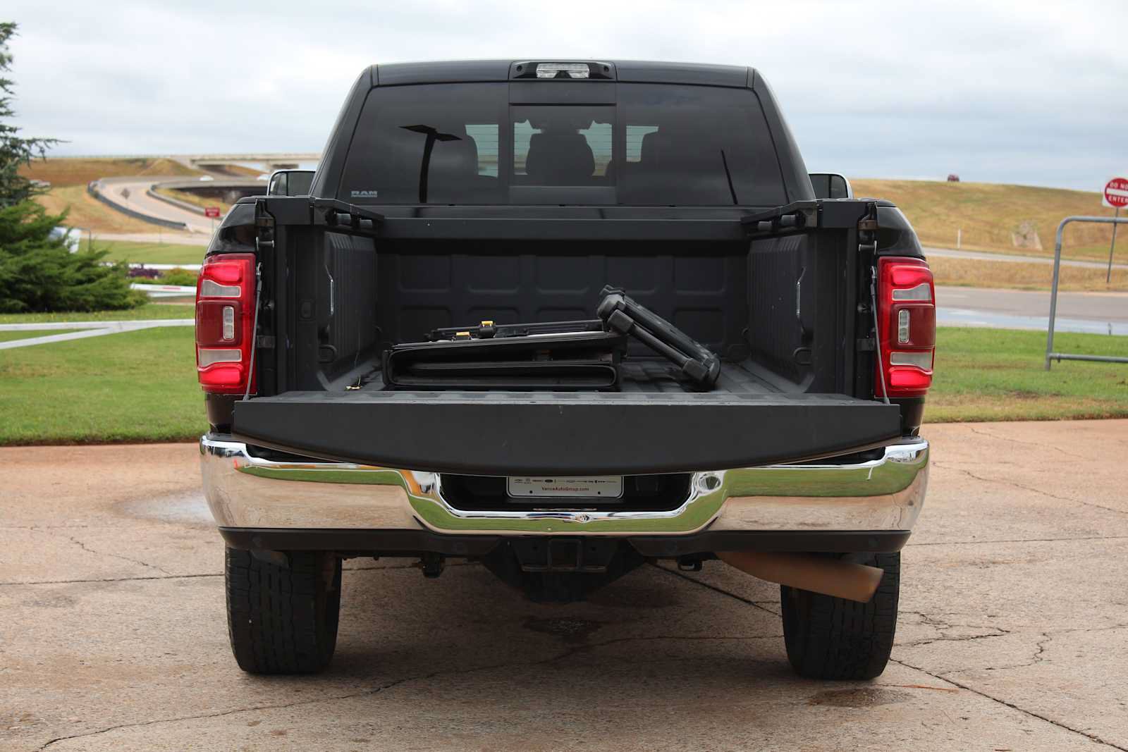 Used 2022 RAM 3500 Limited w/ Towing Technology Group AWD/4WD image 14
