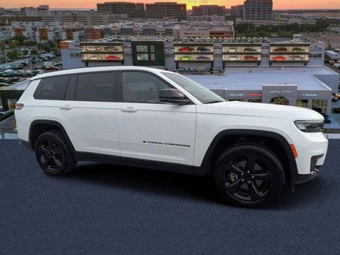 Used 2023 Jeep Grand Cherokee L Laredo image 1