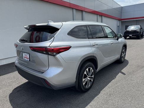 Used 2021 Toyota Highlander XLE AWD/4WD image 5
