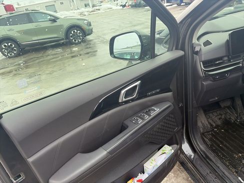 Used 2025 Kia Carnival SX Prestige image 11