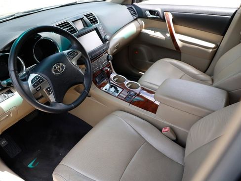 Used 2011 Toyota Highlander Limited w/ Tow Pkg FWD image 4