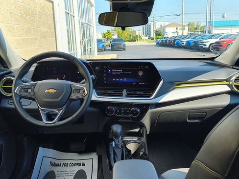 Used 2024 Chevrolet Trax LT w/ Sunroof Package FWD image 13