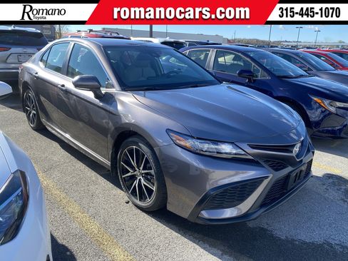 Used 2024 Toyota Camry SE image 1
