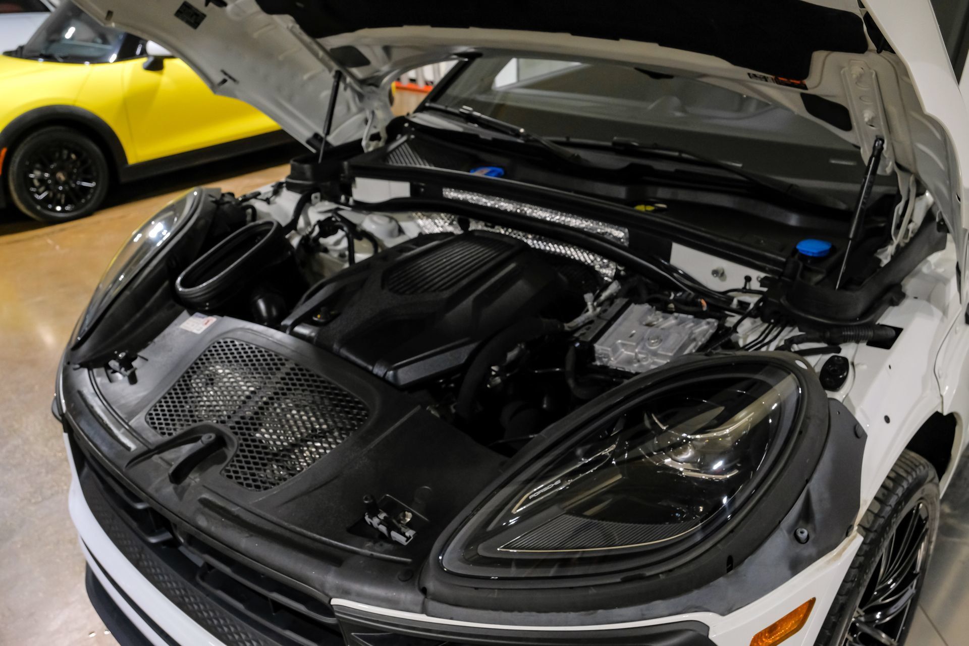 Used 2024 Porsche Macan w/ Premium Plus Package AWD/4WD image 51