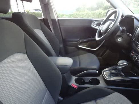 Used 2025 Kia Soul LX w/ LX Technology Package FWD image 10