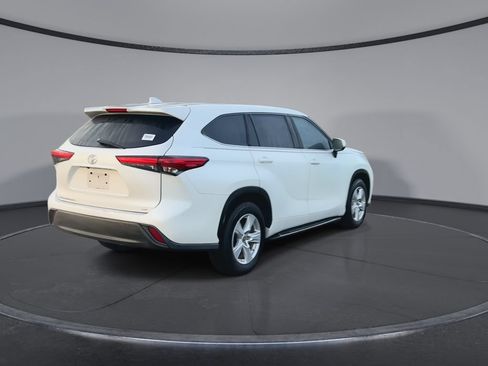 Used 2021 Toyota Highlander LE FWD image 8
