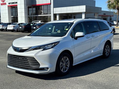 Used 2023 Toyota Sienna XLE image 7