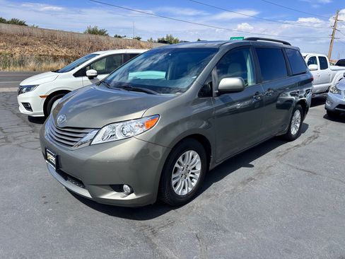 Used 2011 Toyota Sienna XLE FWD image 2