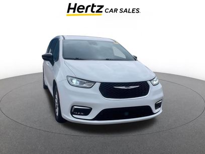 Used 2025 Chrysler Pacifica Select