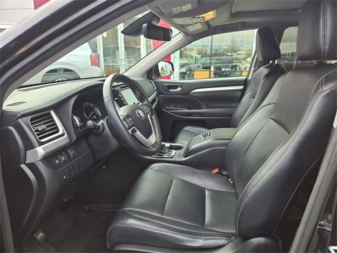 Used 2017 Toyota Highlander XLE image 22