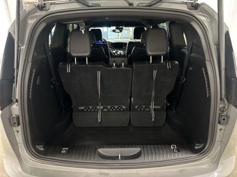 Used 2025 Chrysler Pacifica Select image 34