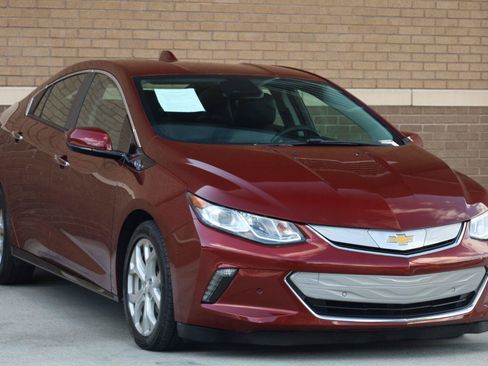 Used 2017 Chevrolet Volt Premier w/ Driver Confidence II Package FWD image 4