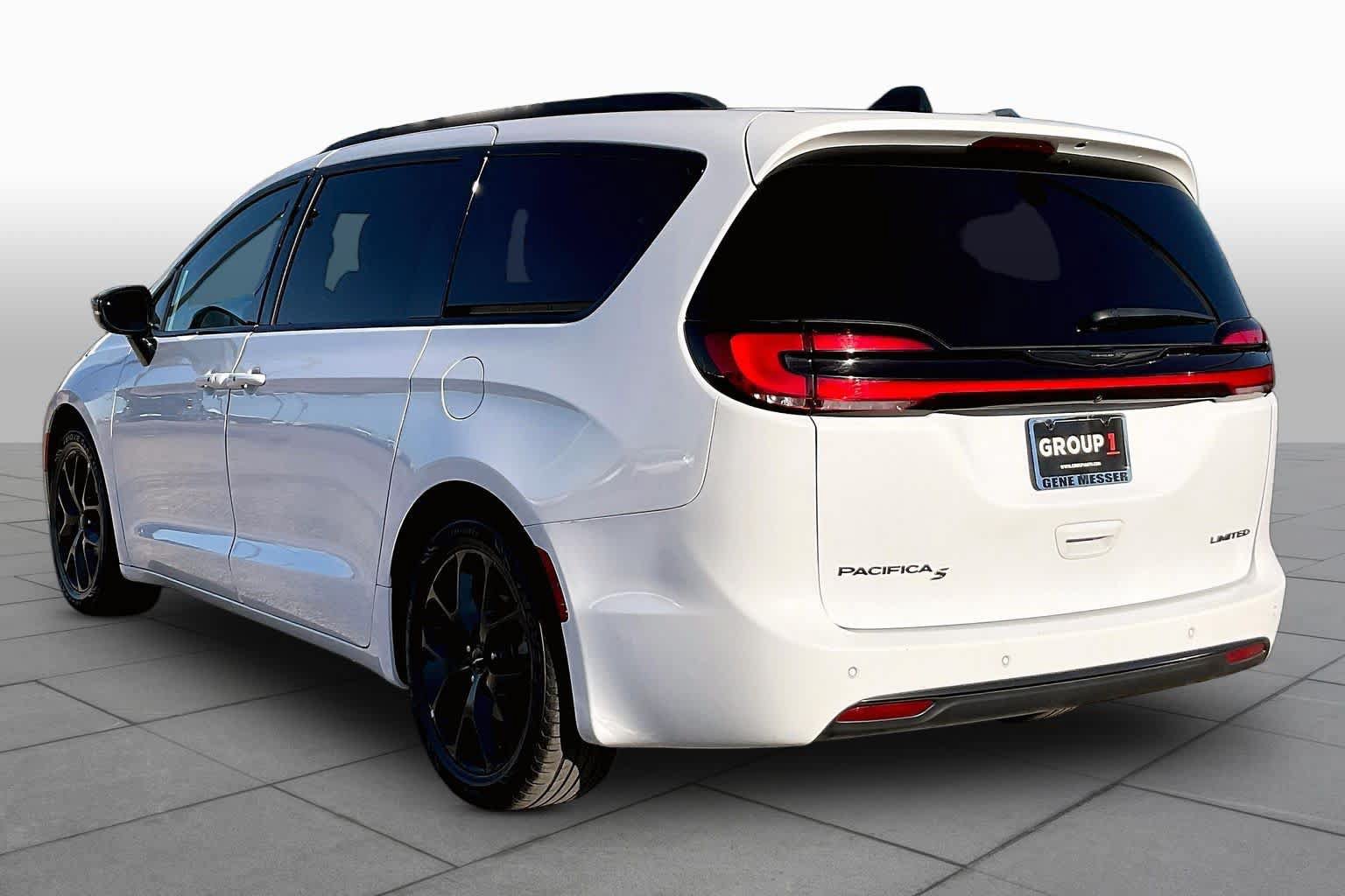 Used 2025 Chrysler Pacifica Limited FWD image 11