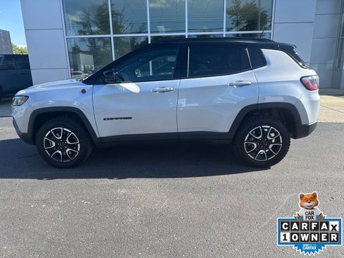 Used 2025 Jeep Compass Trailhawk AWD/4WD image 1