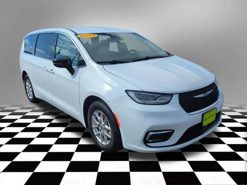 Used 2025 Chrysler Pacifica Select FWD image 10