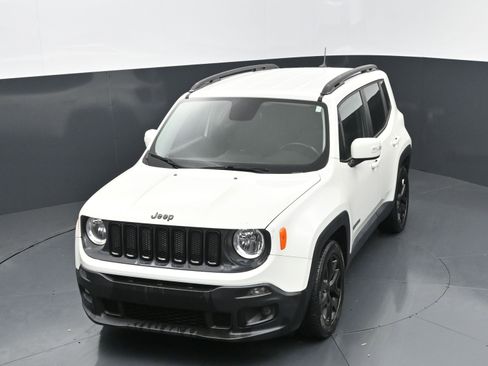 Used 2017 Jeep Renegade Altitude FWD image 27