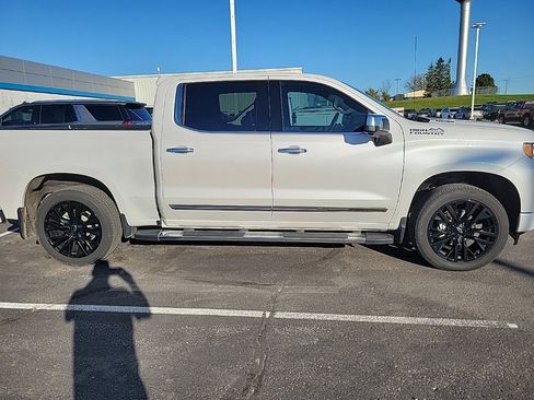 Used 2022 Chevrolet Silverado 1500 High Country w/ Technology Package image 3
