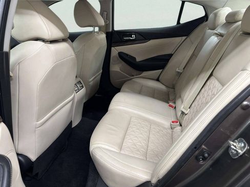 Used 2016 Nissan Maxima Platinum FWD image 17