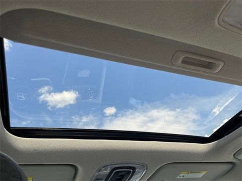 New 2025 Hyundai Elantra Limited image 17